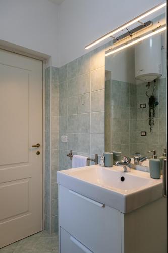 a bathroom with a sink and a mirror at Palazzo Ambrosio in Nola