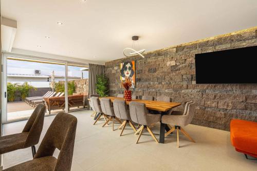 Prime location 5-bedroom villa, Playa Del Duque