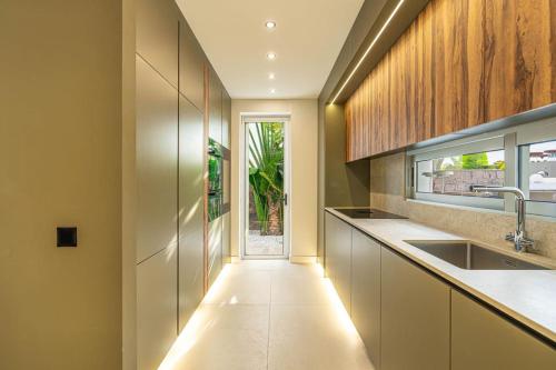 Prime location 5-bedroom villa, Playa Del Duque