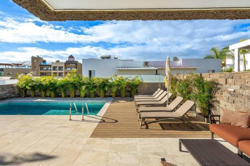 Prime location 5-bedroom villa, Playa Del Duque