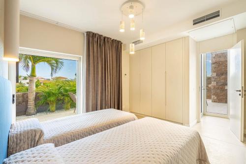 Prime location 5-bedroom villa, Playa Del Duque