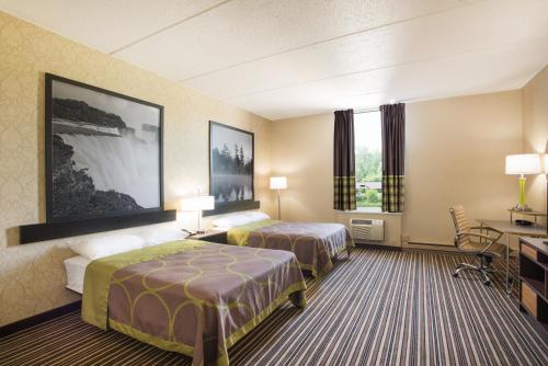 Una cama o camas en una habitación de Super 8 by Wyndham Plattsburgh