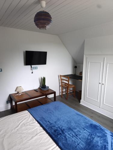 a bedroom with a bed and a desk and a tv at Trégouët 8 - Chambre 2 in Saint-Nazaire