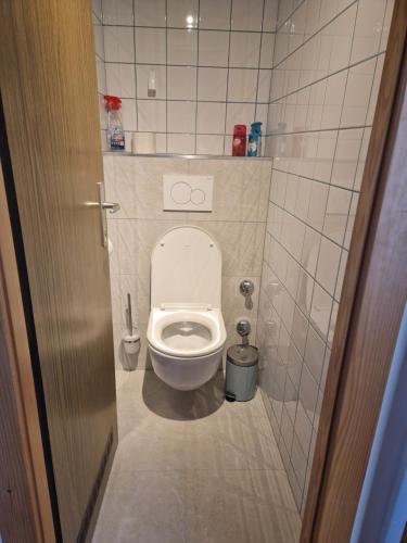 a small bathroom with a toilet in a stall at Ferienwohnung Eichenseher in Bodensdorf
