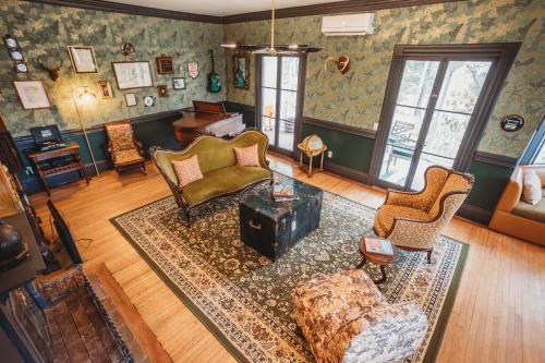 Gallery image of Hideaway Inn Lenox in Lenox