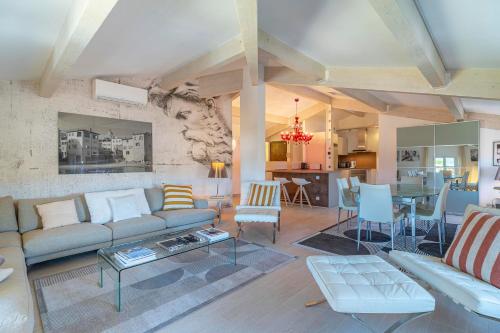 a living room with a couch and a table at Appartement DELICE A in Saint-Tropez