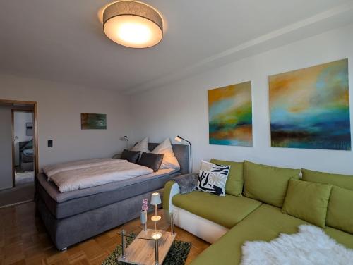 a living room with a couch and a bed at Kunst am Marktplatz in Niederwerrn