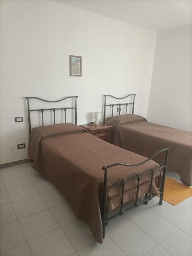 two beds sitting next to each other in a room at La casa di Nonna Carta in Fordongianus