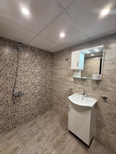 a bathroom with a sink and a mirror at Къща за гости Бели Осъм in Beli Osŭm