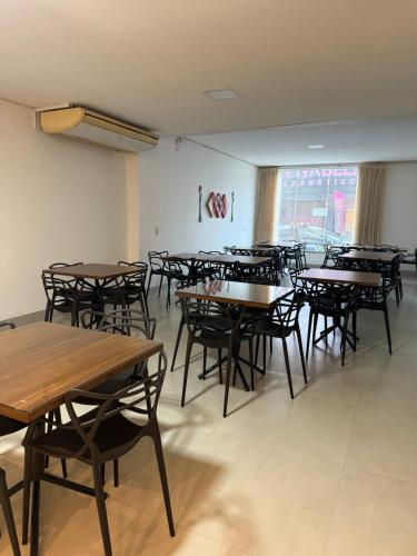 a classroom with tables and chairs in a room at Hotel São Vicente in Araguaína