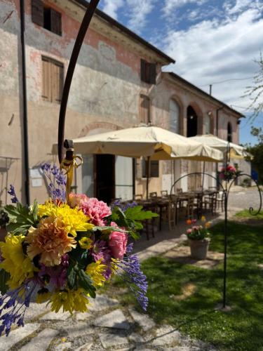 a bouquet of flowers in front of a building at Agriturismo Al Capretto in San Vendemiano