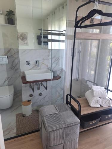 a bathroom with a sink and a mirror at Vista Mar in Amorosa