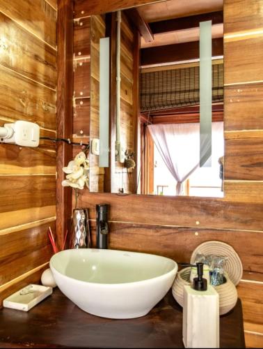 a bathroom with a large bowl sink on a counter at Luma by Zakua in Guachaca