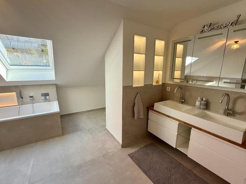 a bathroom with two sinks and a mirror at Spessart Escape - Ihr stilvoller Rückzugsort im Herzen des Spessarts in Mespelbrunn