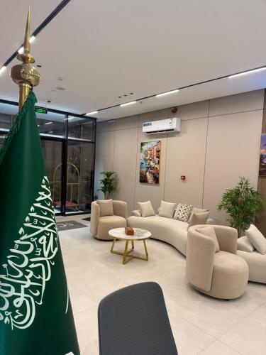 ein Wohnzimmer mit Sofas, Sesseln und einem Tisch in der Unterkunft سكوت Scoott in Dschāzān