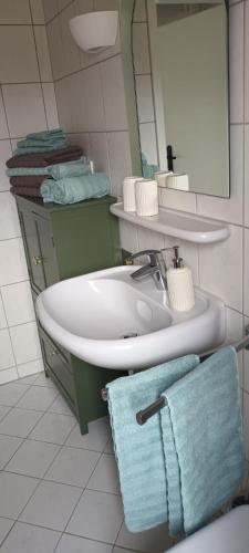 ein Badezimmer mit Waschbecken und Spiegel in der Unterkunft Kornkammer - Ferienhaus NaheZeit Bostalsee in Nohfelden