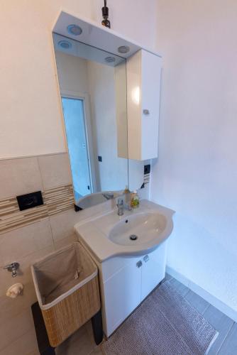 a bathroom with a white sink and a mirror at Acochì in Roccasparvera
