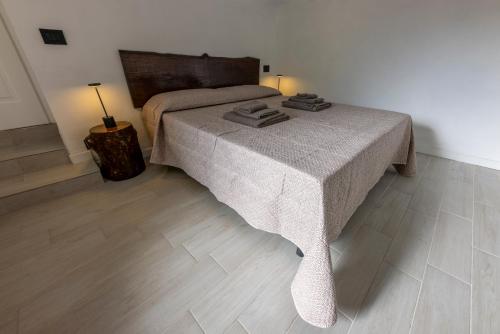 a bedroom with a bed with a table and a lamp at Acochì in Roccasparvera