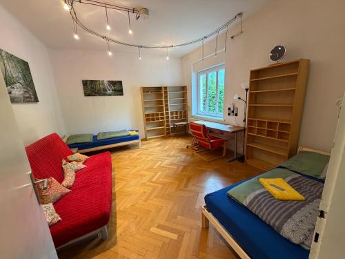 Großzügige Altbau-Wohnung mit Loggia & Grünblick