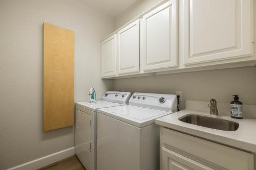 a kitchen with a washing machine and a sink at Gilbert Willow Tree in Gilbert