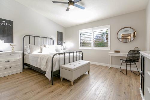 ein Schlafzimmer mit Bett und Deckenventilator in der Unterkunft Gilbert Harwell in Gilbert