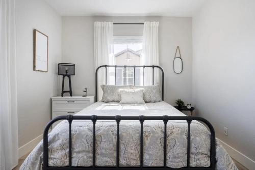 ein Schlafzimmer mit einem Bett und einem Fenster in der Unterkunft Gilbert Laurel in Gilbert