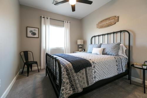 a bedroom with a bed and a ceiling fan at Mesa Palms Ferro in Mesa