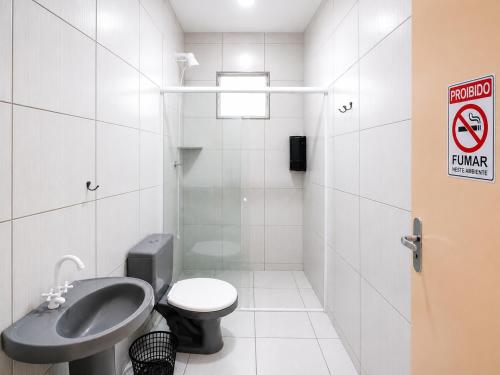 a small bathroom with a toilet and a sink at Recanto dos Pássaros 306C Até 10x Sem Juros no Cartão Direto com a Propriedade in Itapema
