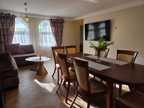 ein Wohnzimmer mit Esstisch und Stühlen in der Unterkunft Parko7 apartamentai in Plateliai