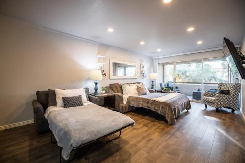 a living room with a couch and a bed and a window at Scottsdale Camelback in Scottsdale