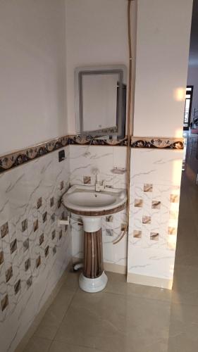 a bathroom with a sink and a mirror at Vallabh Kunj Sewa Sadan in Govardhan