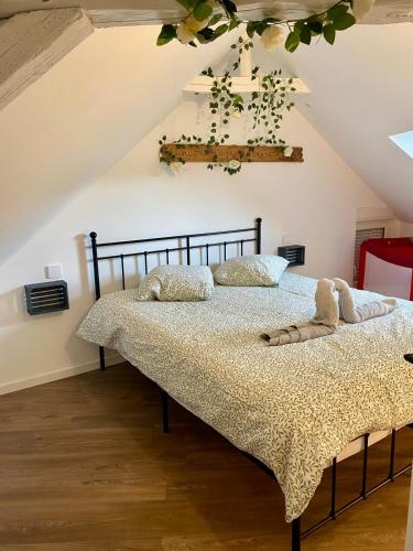 two beds in a room with a attic at Jasmin in Saint-Aignan