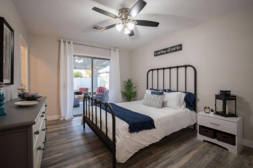 a bedroom with a bed and a ceiling fan at Scottsdale Osborn in Scottsdale
