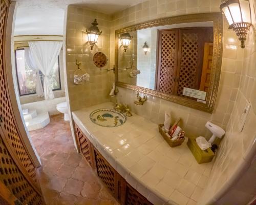 a bathroom with a sink and a mirror at Misión Grand Casa Colorada in Guanajuato