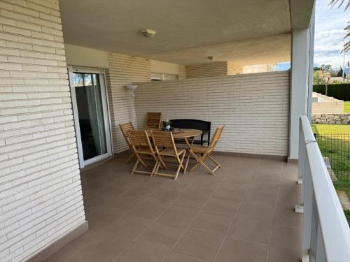Bajo con jardin junto a la playa