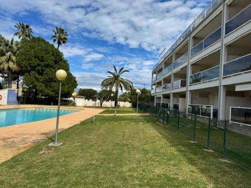 Bajo con jardin junto a la playa