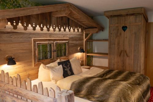 a bedroom with a large bed in a room at Hotel & Restaurant Grüner Baum - Die Grüne Oase Am Feldberg in Feldberg