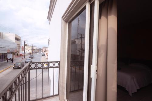 ein Balkon mit Blick auf eine Stadtstraße in der Unterkunft Nova Departamentos in Cadereyta Jiménez