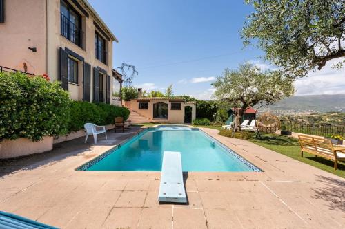 Apartment with pool and mountain view
