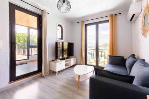 Apartment with pool and mountain view