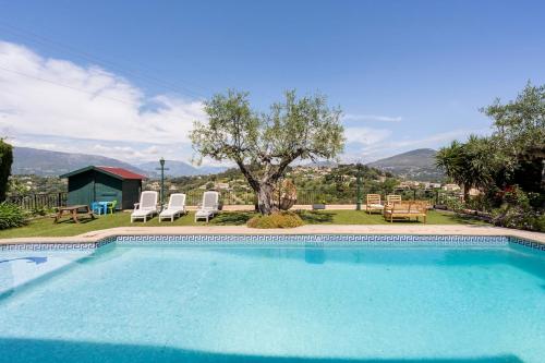 Apartment with pool and mountain view