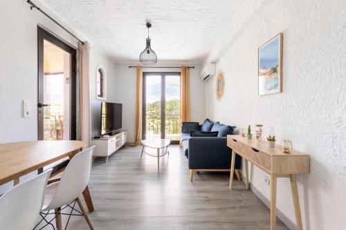 Apartment with pool and mountain view