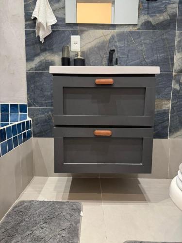 a bathroom with a black and white sink at Studio Industrial in Niterói