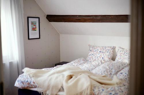 a bedroom with a bed with a blanket on it at Storgatan 30 i centrala Vimmerby in Vimmerby