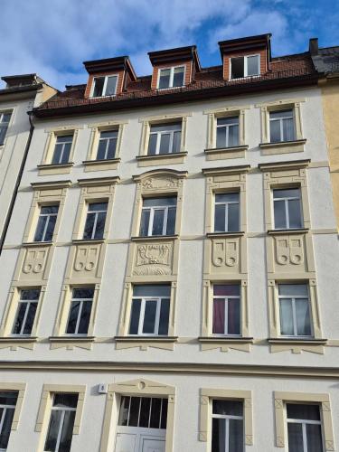 a large white building with many windows at Apartement Elsterblick in Gera