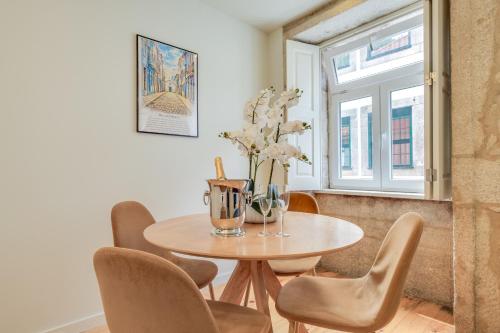 Magnolia 4 Luxury with AC Metro Downtown Porto