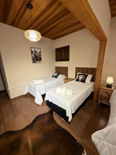 a bedroom with two beds in a room at The Barn Experience - Mantiqueira in Sylvestre Ferraz