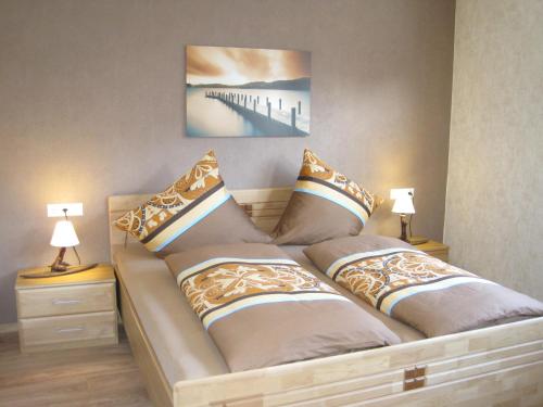 Tempat tidur dalam kamar di B&U Fewo Scherhag