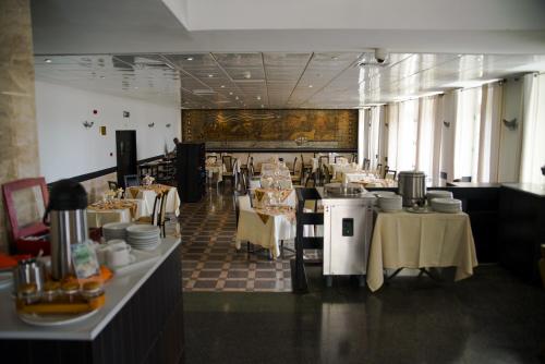 a dining room with tables and chairs and tablesktop at Hotel Continental Luanda in Luanda