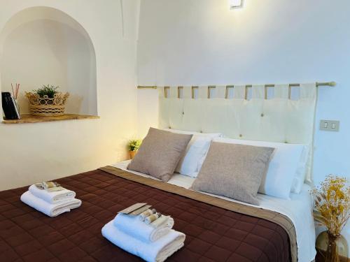 a bedroom with a bed with two towels on it at Casa Leon in Sperlonga